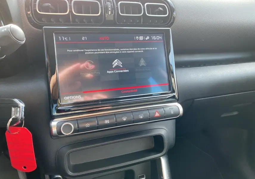 Vue rapprochée de la console centrale de la Citroën C3 Aircross 2022, écran tactile et commandes de climatisation visibles.