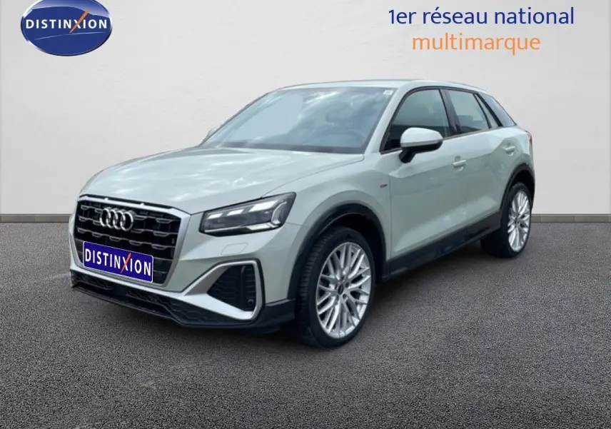Audi Q2 35 2.0 TDI S-Line en argent rose métal, vue 3/4 avant droit avec jantes alliage 19 pouces.