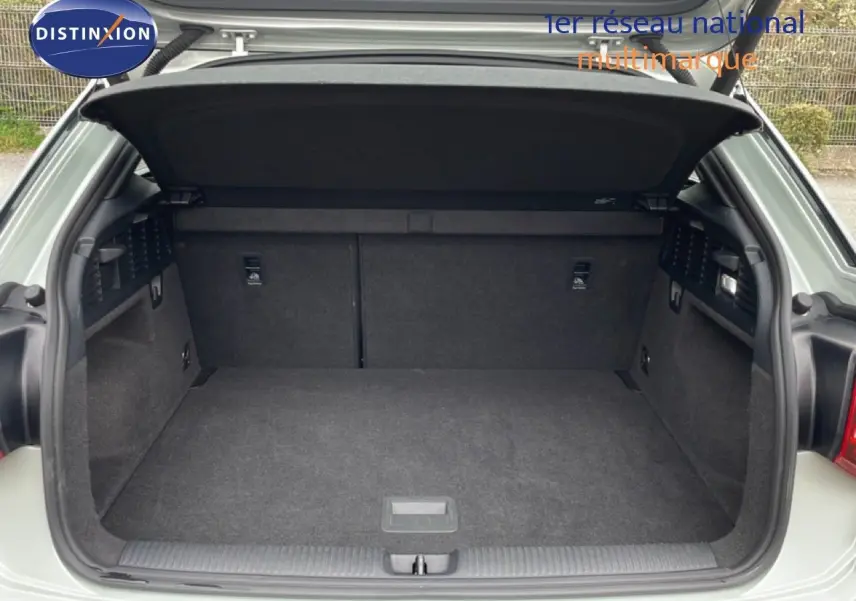 Coffre ouvert vu de l'arrière d'un Audi Q2 35 2.0 TDI S-Line couleur argent rose métal, intérieur noir.