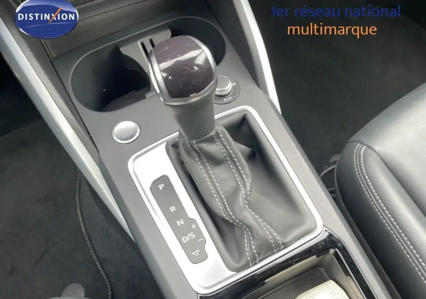 Gros plan sur la console centrale de l'Audi Q2 35 2.0 TDI S-Line 2025, montrant le levier de vitesse automatique en cuir noir.