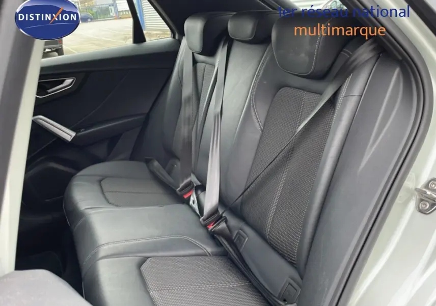 Vue intérieure côté gauche montrant les sièges arrière en cuir noir de l'Audi Q2 35 2.0 TDI S-Line 2025.