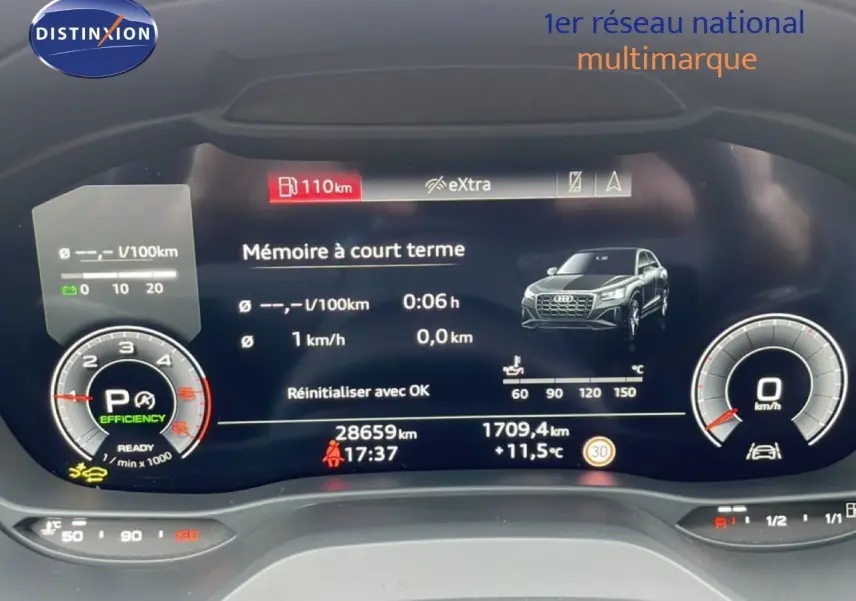 Tableau de bord numérique de l'Audi Q2 argent rose, affichant la consommation, vitesse et autonomie à 110 km.