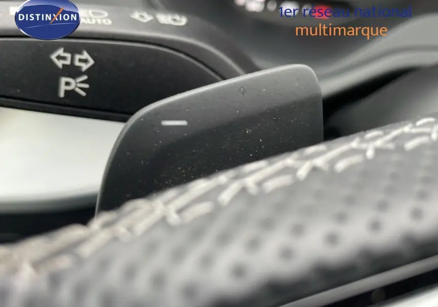 Gros plan sur la palette de changement de vitesse derrière le volant perforé de l'Audi Q2 35 2.0 TDI S-Line.