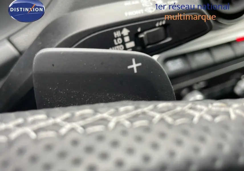 Gros plan sur la palette de changement de vitesse droite dans l'habitacle d'un Audi Q2 2025 argent rose métal.