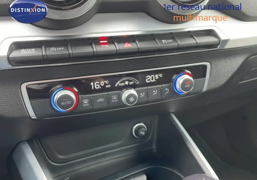 Vue rapprochée de la console centrale de l'Audi Q2 35 2.0 TDI S-Line 2025, avec commandes climatisation et boutons fonctionnels.