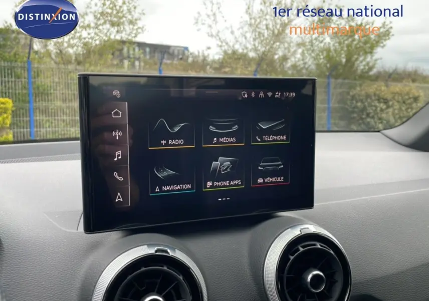 Écran tactile central de l'Audi Q2 35 2.0 TDI S-Line 2025, vue intérieure du tableau de bord gris.