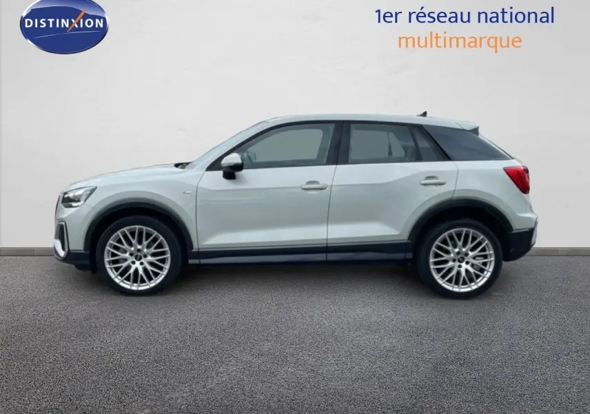 Audi Q2 35 2.0 TDI S-Line en argent rose métal, vue profil côté gauche, jantes alliage 19 pouces.