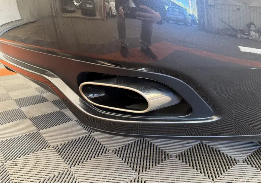 Gros plan sur la sortie d’échappement droite chromée du pare-chocs arrière gris foncé d’une Maserati Granturismo S 4.7.