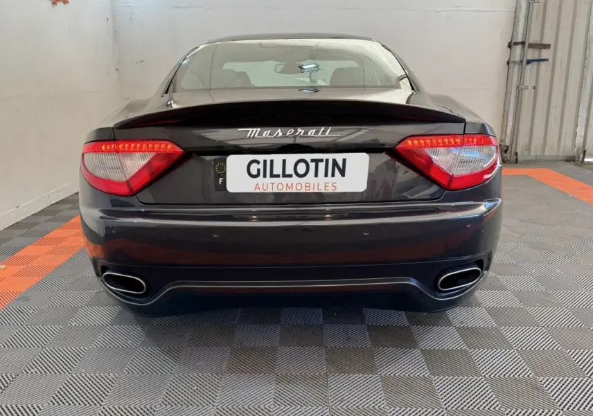 Vue arrière d'une Maserati Granturismo S 4.7 gris foncé avec feux LED et double sortie d'échappement ovale.