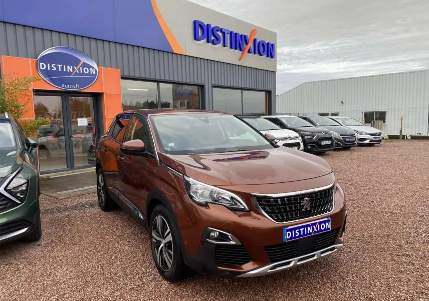 Peugeot 3008 marron foncé vue 3/4 avant, avec jantes alliage 18 pouces, stationnée devant un concessionnaire Distinxion.