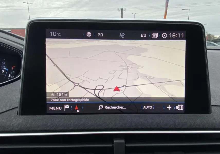 Écran tactile central du Peugeot 3008 2017 affichant la navigation GPS avec carte et commandes climatisation visibles.