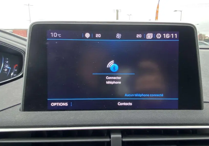 Écran tactile central du Peugeot 3008 2017 affichant la connexion Bluetooth, avec tableau de bord partiel visible.
