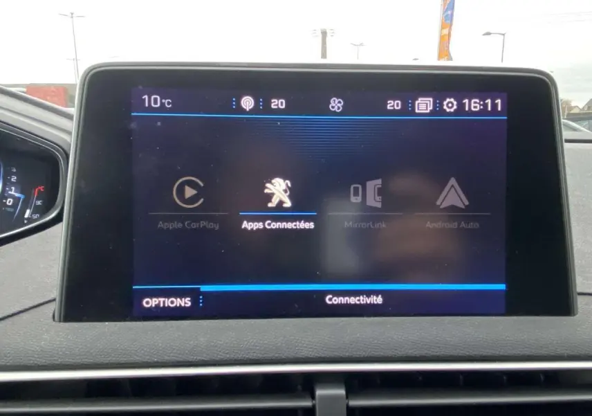 Écran tactile central du Peugeot 3008 2017 affichant les options de connectivité, vue intérieure frontale.