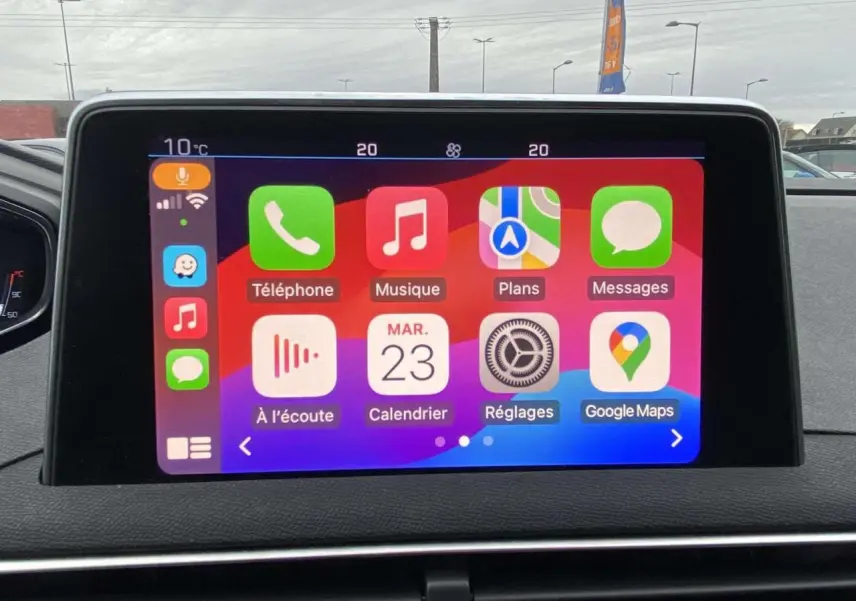 Écran tactile central du Peugeot 3008 2017 affichant l'interface Apple CarPlay avec applications colorées.