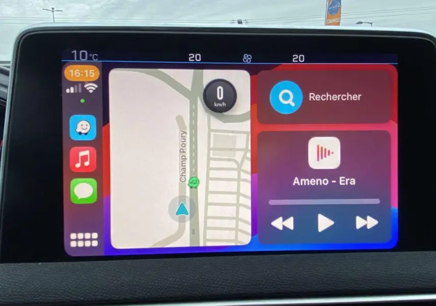 Écran tactile central du Peugeot 3008 2017 affichant navigation et musique, vue intérieure sans véhicule visible.