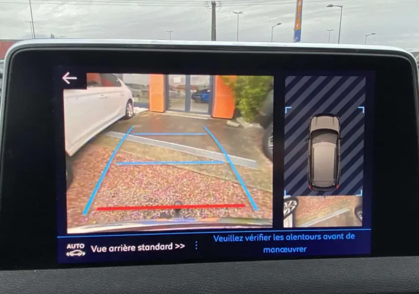 Écran de caméra de recul du Peugeot 3008 montrant la vue arrière avec lignes de guidage et vue 360° du véhicule.