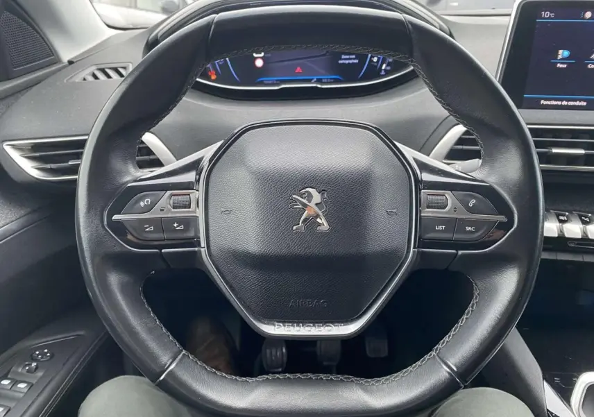 Vue rapprochée du volant compact noir du Peugeot 3008 2017 avec tableau de bord numérique et commandes intégrées.