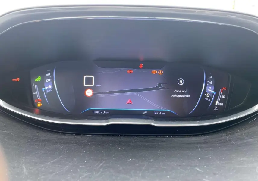 Vue rapprochée du combiné numérique Peugeot 3008 2017 affichant la vitesse, la carte et les témoins d'alerte.