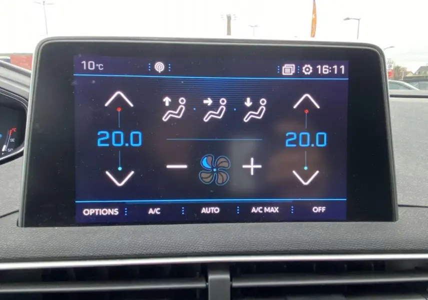 Écran tactile central du Peugeot 3008 montrant la commande de climatisation bi-zone à 20°C, intérieur noir.