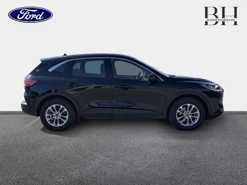 Vue de profil côté gauche d'un Ford Kuga 2023 noir Agate Métallisée avec jantes alu et barres de toit visibles.
