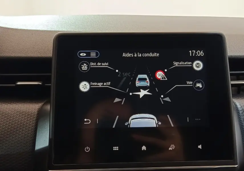 Écran tactile central de la Renault Clio Business E-TECH 140 blanc montrant les aides à la conduite.