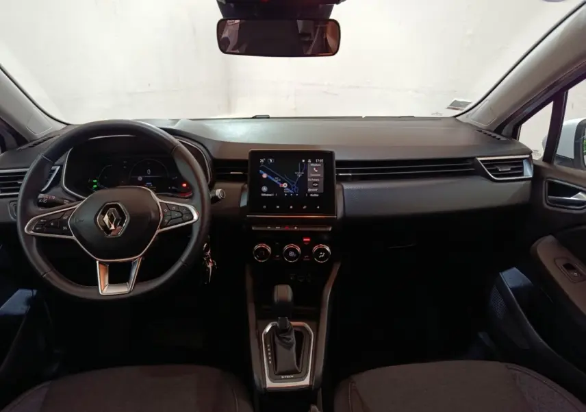 Vue intérieure avant de la Renault Clio Business E-TECH 140 2021, tableau de bord noir avec écran tactile central et volant multifonctions.