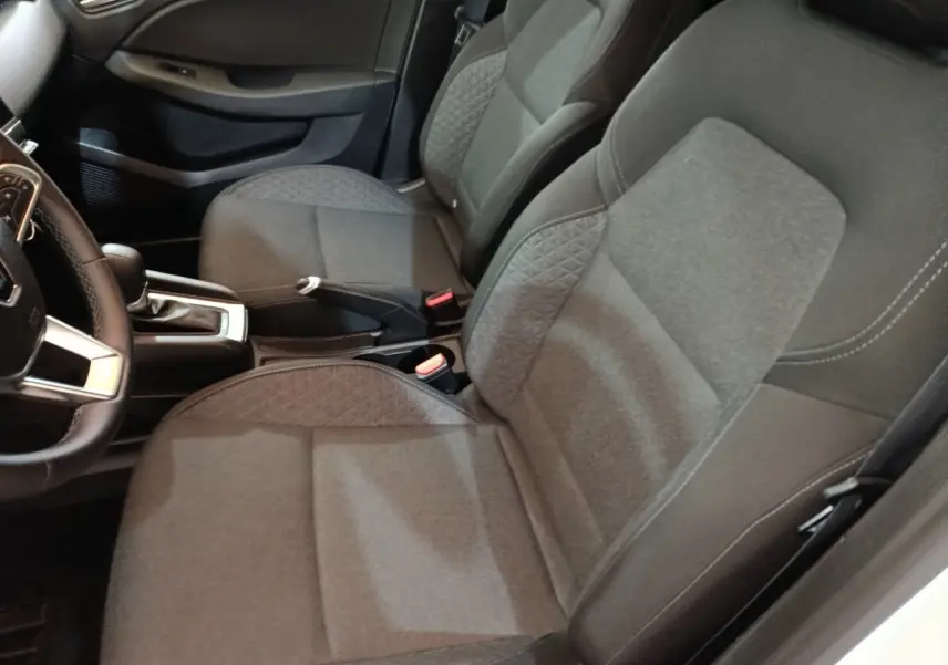 Vue intérieure rapprochée des sièges avant gris et du volant cuir synthétique de la Renault Clio Business E-TECH 140 2021.