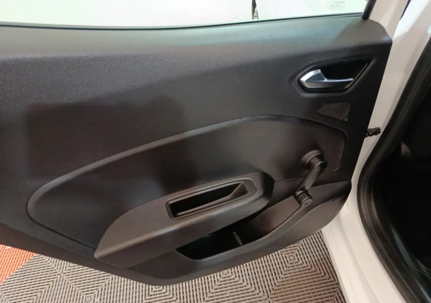 Vue intérieure de la porte avant droite noire d'une Renault Clio Business E-TECH blanche, avec manivelle de vitre visible.