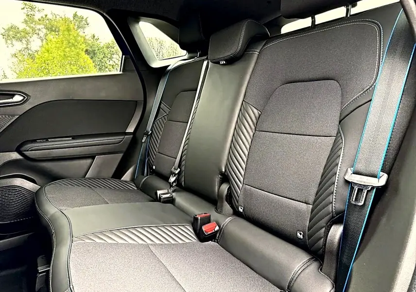 Vue intérieure côté droit de la banquette arrière noire avec surpiqûres bleues du Renault Symbioz 2026.