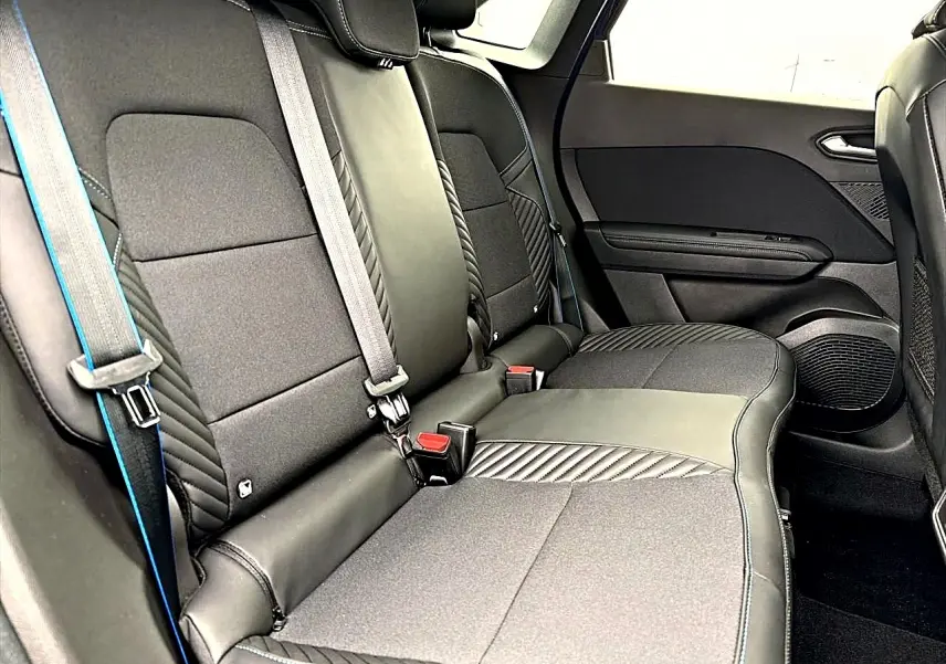 Vue intérieure sur la banquette arrière noire avec surpiqûres bleues du Renault Symbioz 2026.