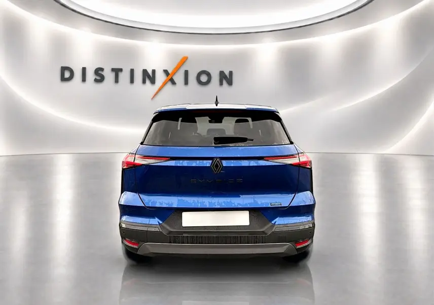 Vue arrière du Renault Symbioz 1.8 e-tech full hybrid 160 esprit alpine en bleu iron, avec feux arrière LED et hayon motorisé.