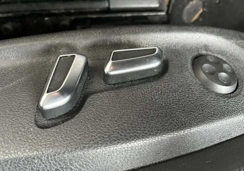 Détail des commandes de réglage électrique du siège en cuir noir d'une Audi A5 Sportback 2013.