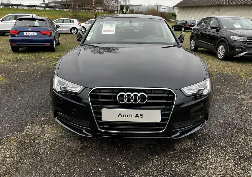 Vue frontale d'une Audi A5 Sportback noire 2013 avec calandre chromée et phares LED allumés.