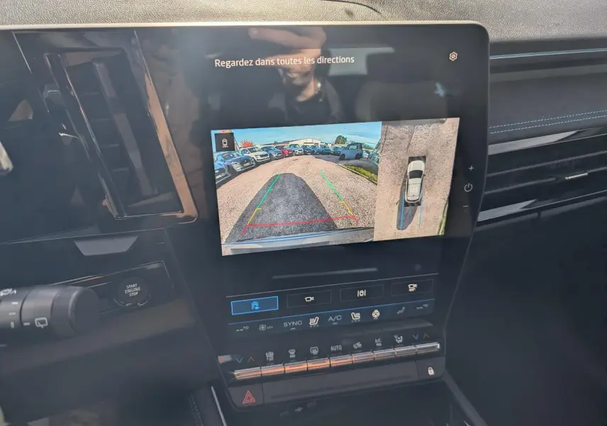 Vue intérieure du tableau de bord du Renault Austral 2025, écran multimédia affichant la caméra de recul et vue 360° en mode parking.