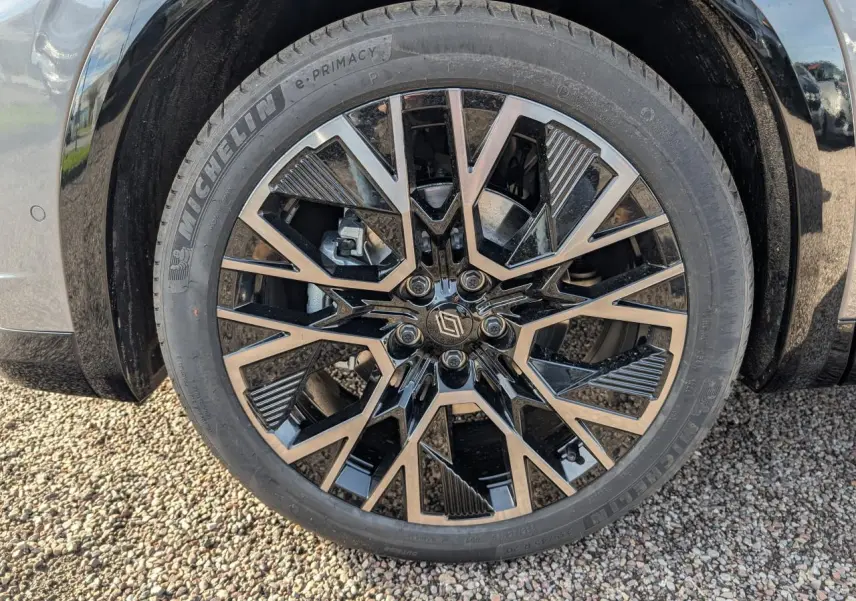 Gros plan sur la roue avant gauche du Renault Austral gris métallisé, jante alliage 20 pouces noire et diamantée.