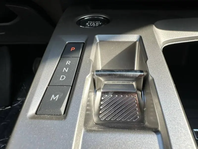 Gros plan sur la commande de boîte automatique et bouton start/stop dans l’habitacle gris de la Peugeot 308 2025.