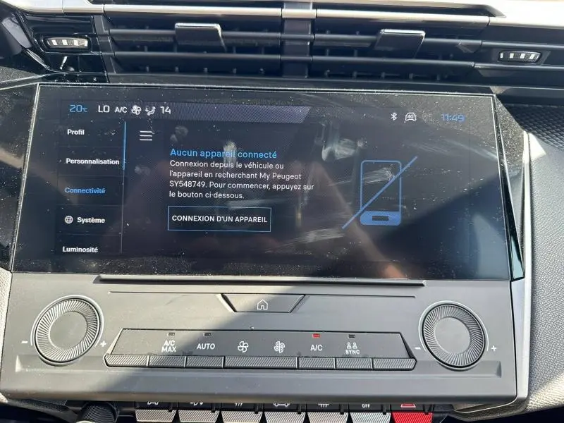 Écran tactile central de la Peugeot 308 bleu, affichant la connexion Bluetooth, vue de face intérieure.