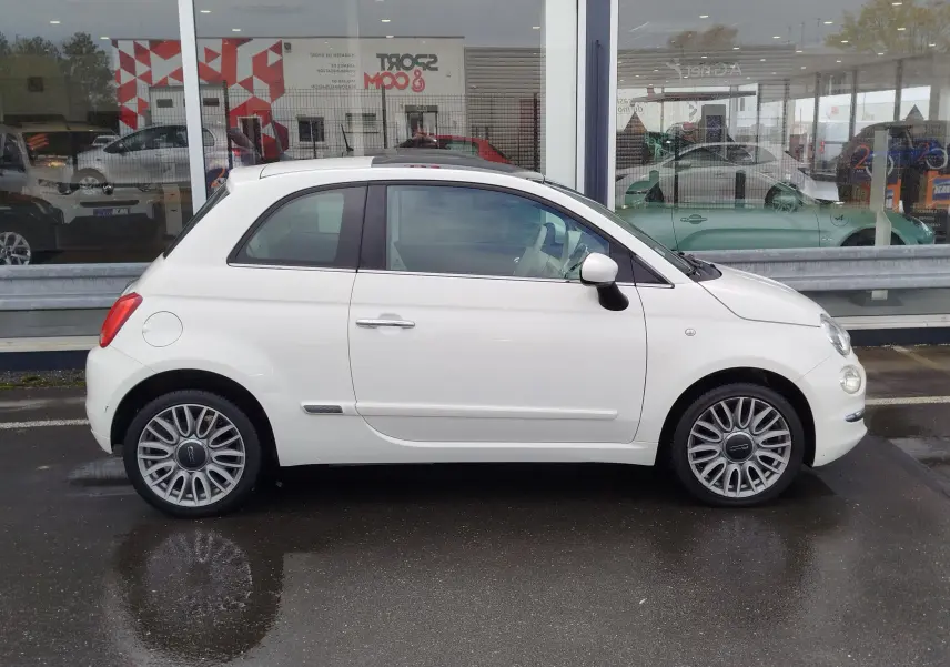 Profil droit d'une Fiat 500 Lounge 2017 en blanc Bossa Nova, avec jantes alliage et rétroviseurs blancs.