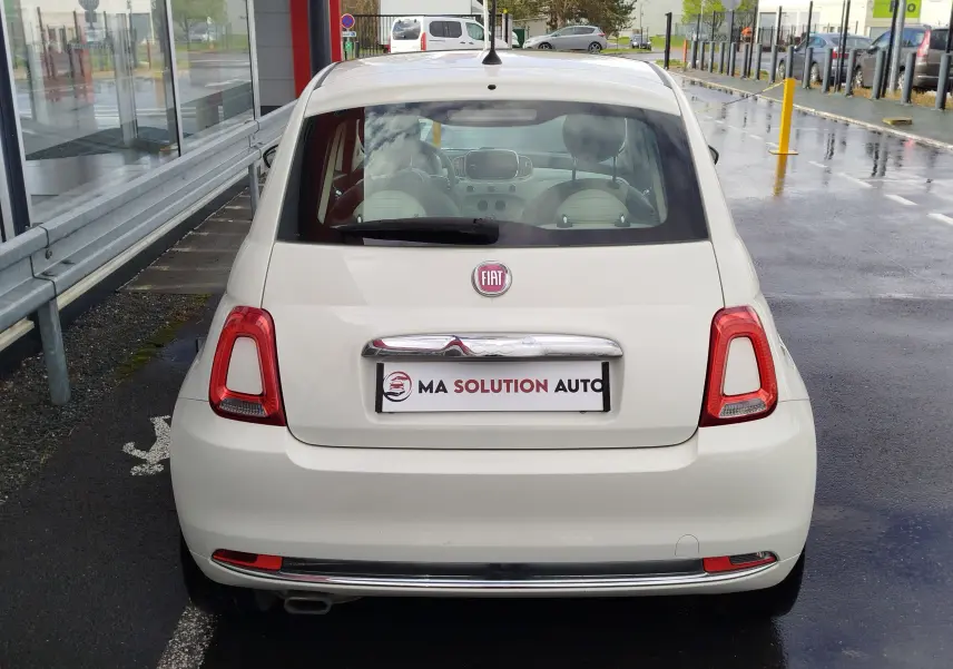 Vue arrière d'une FIAT 500 blanche Bossa Nova Pastel, avec feux arrière rouges et logo FIAT centré sur le hayon.