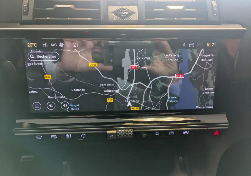 Écran tactile central du DS7 2025 gris laqué affichant la navigation GPS avec commandes climatisation en dessous.