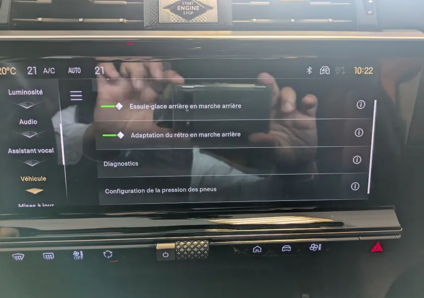 Vue rapprochée de l'écran tactile central du DS7 gris laqué, affichant les réglages du véhicule et bouton Start Engine Stop.