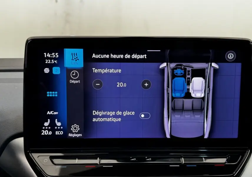 Écran tactile intérieur du Volkswagen ID.4 blanc montrant les réglages de température et la vue 3D des sièges.