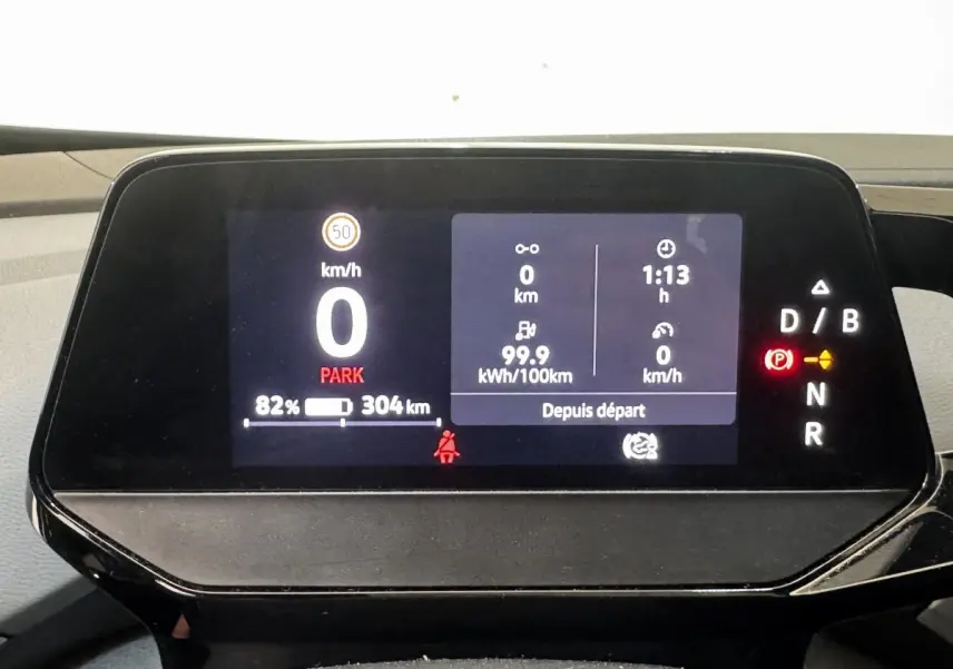 Affichage numérique du tableau de bord du Volkswagen ID.4 blanc, montrant la vitesse à 0 km/h et l'autonomie à 304 km.