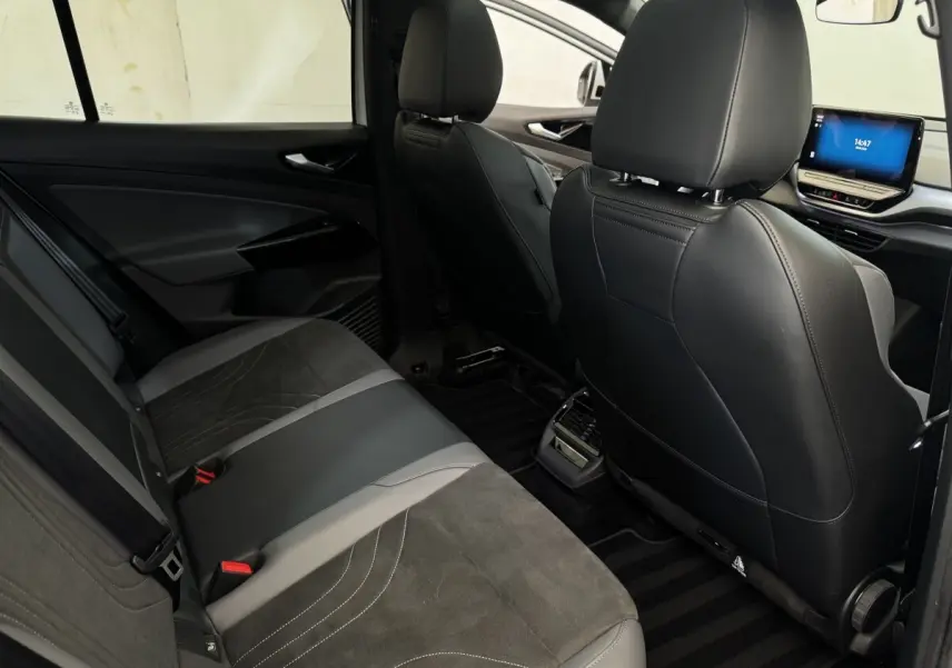 Vue intérieure arrière côté droit du Volkswagen ID.4 77 kWh Pro Performance, sièges en cuir noir et alcantara gris.