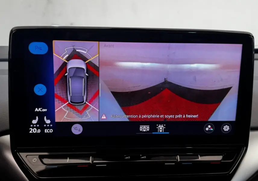 Écran tactile intérieur du Volkswagen ID.4 blanc montrant la vue caméra 360° et assistance au stationnement.