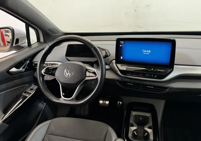 Vue intérieure avant du tableau de bord et volant noir du Volkswagen ID.4 77 kWh Pro Performance 2021.