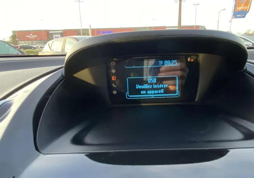 Écran central du tableau de bord de la Ford B-MAX 2014 affichant un message USB, avec vue partielle sur le pare-brise.