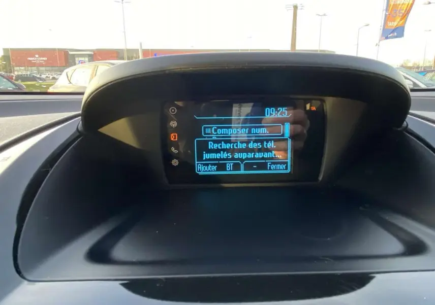 Écran central du tableau de bord du Ford B-MAX 2014 affichant la recherche de téléphones jumelés Bluetooth.