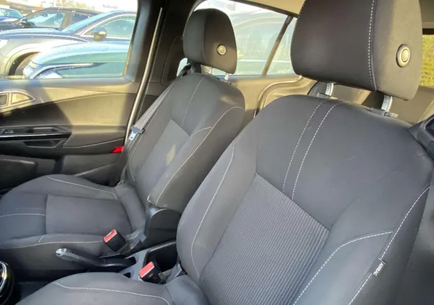 Vue intérieure sur les sièges avant noirs avec surpiqûres blanches d'une Ford B-MAX 2014, côté conducteur et passager.