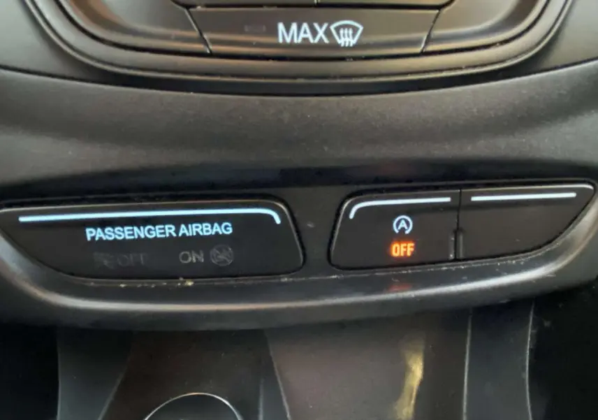 Gros plan sur les boutons de commande du système Stop & Start et de l'airbag passager dans un Ford B-MAX blanc de 2014.